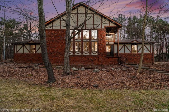885 Rustic Village Lane, Orion Charter Township, MI 48362