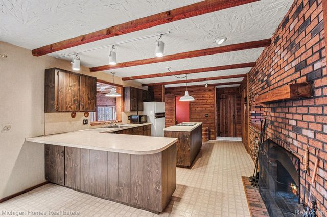 885 Rustic Village Lane, Orion Charter Township, MI 48362