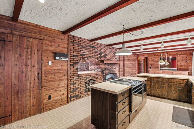 885 Rustic Village Lane, Orion Charter Township, MI 48362