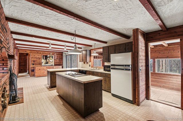 885 Rustic Village Lane, Orion Charter Township, MI 48362