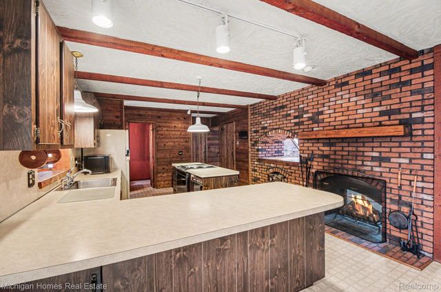 885 Rustic Village Lane, Orion Charter Township, MI 48362