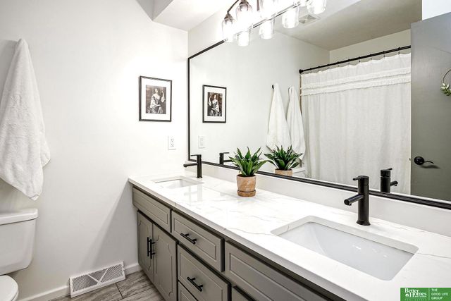 706 Joseph Drive, Papillion, NE 68046