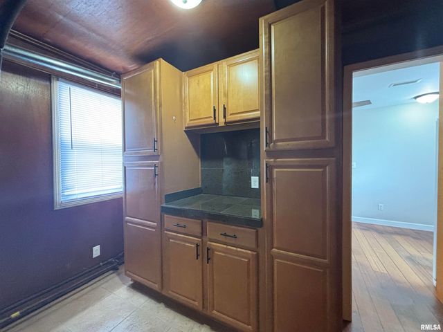 405 S GILLET Street, Elkhart, IL 62634