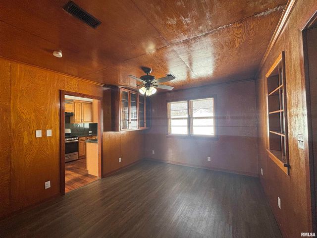 405 S GILLET Street, Elkhart, IL 62634