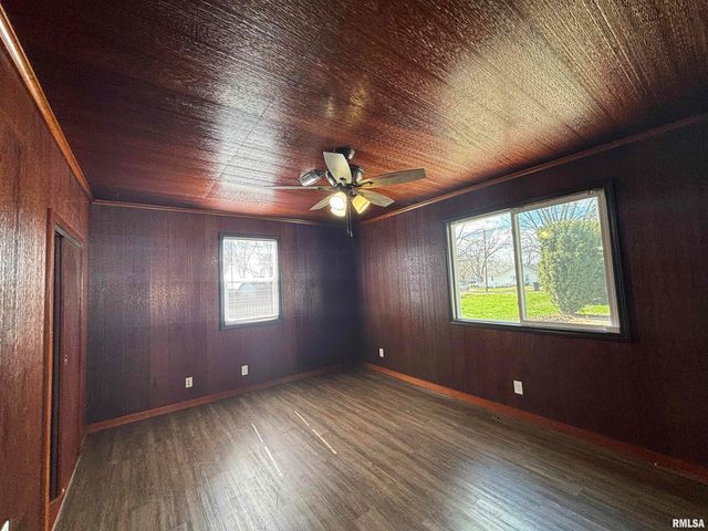 405 S GILLET Street, Elkhart, IL 62634