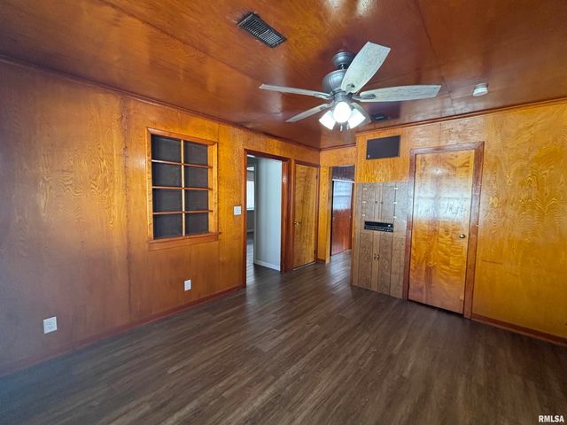 405 S GILLET Street, Elkhart, IL 62634