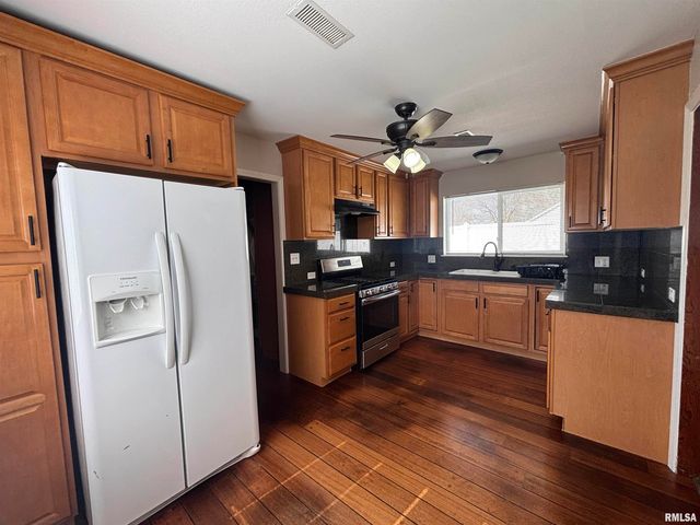 405 S GILLET Street, Elkhart, IL 62634