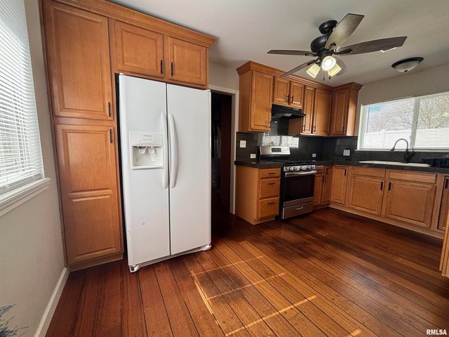 405 S GILLET Street, Elkhart, IL 62634