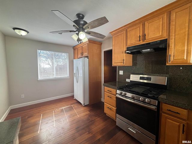 405 S GILLET Street, Elkhart, IL 62634