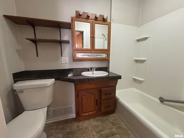 405 S GILLET Street, Elkhart, IL 62634