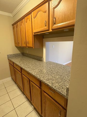 10 Longwood Dr 5, Andover, MA 01810