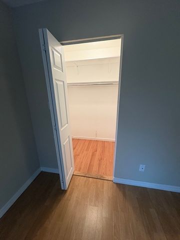 10 Longwood Dr 5, Andover, MA 01810