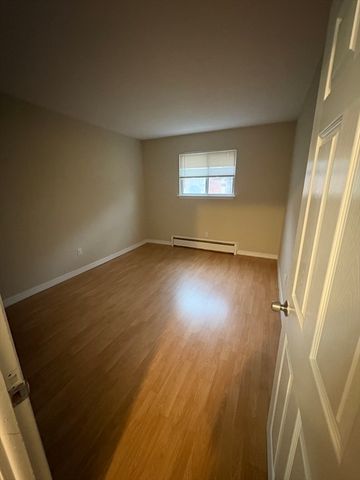 10 Longwood Dr 5, Andover, MA 01810