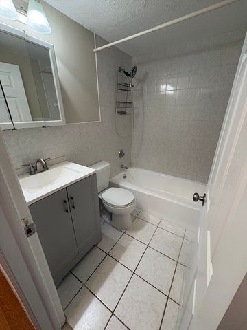10 Longwood Dr 5, Andover, MA 01810