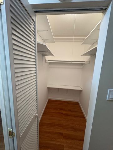 10 Longwood Dr 5, Andover, MA 01810