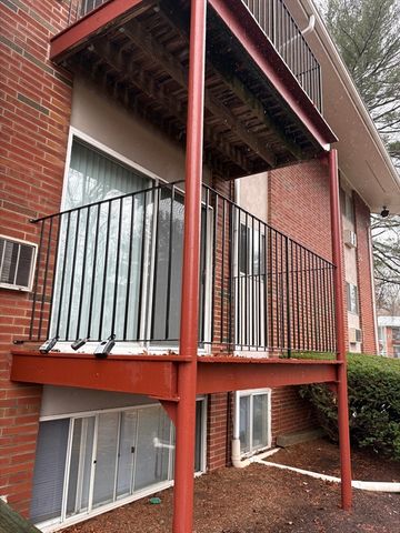 10 Longwood Dr 5, Andover, MA 01810