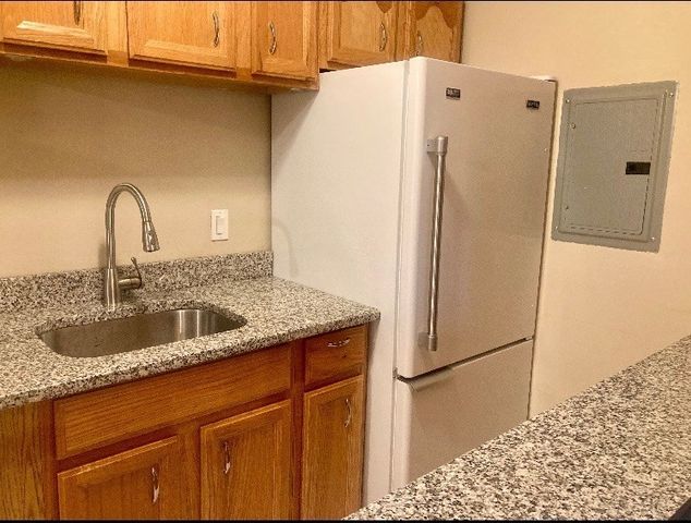 10 Longwood Dr 5, Andover, MA 01810