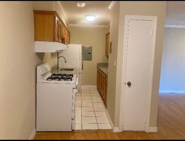 10 Longwood Dr 5, Andover, MA 01810