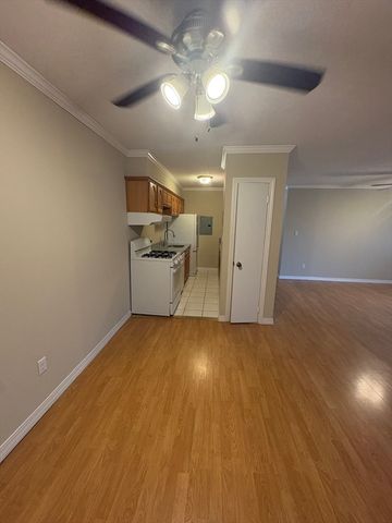 10 Longwood Dr 5, Andover, MA 01810