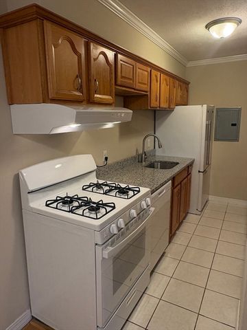 10 Longwood Dr 5, Andover, MA 01810
