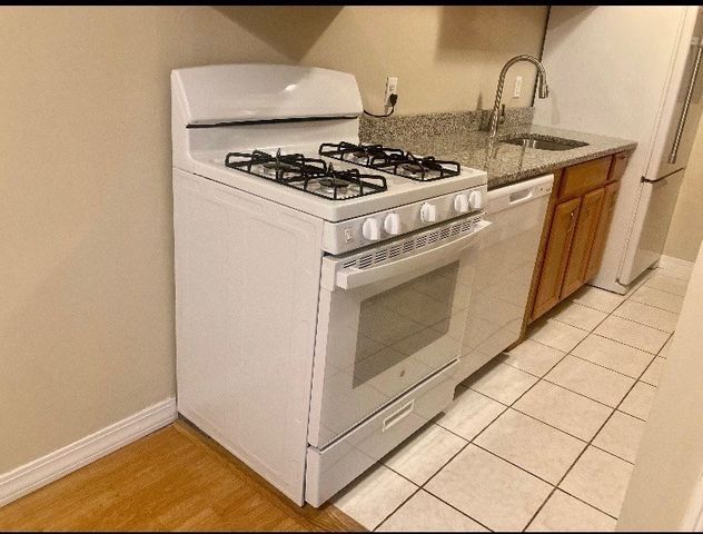 10 Longwood Dr 5, Andover, MA 01810