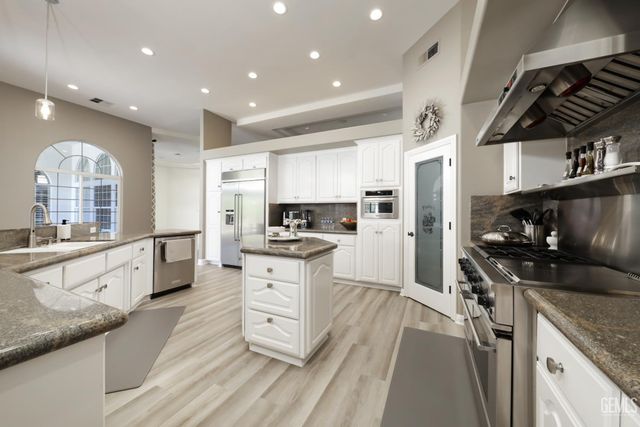 15710 Black Hawk Avenue, Bakersfield, CA 93314