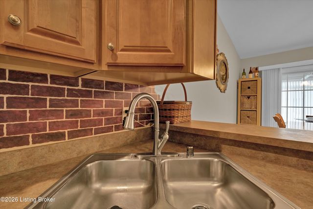 6411 Rivers End Dr, Louisville, KY 40258