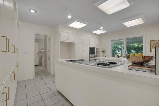 7025 Hillcrest Dr, Modesto, CA 95356