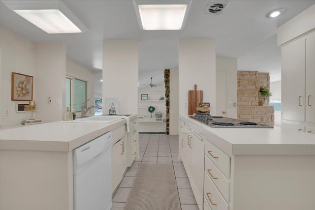 7025 Hillcrest Dr, Modesto, CA 95356