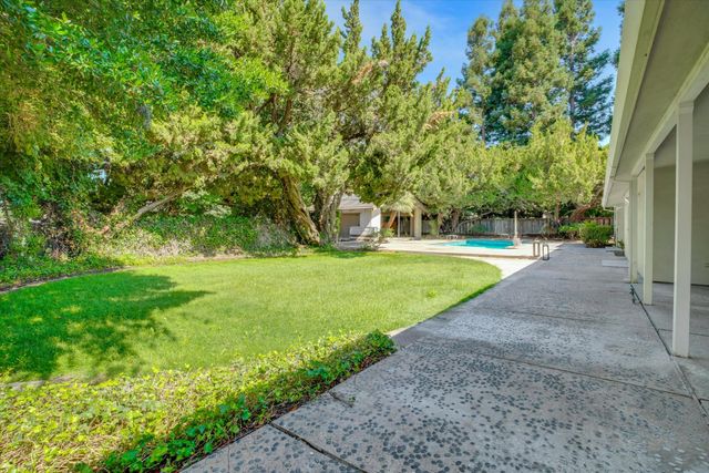 7025 Hillcrest Dr, Modesto, CA 95356