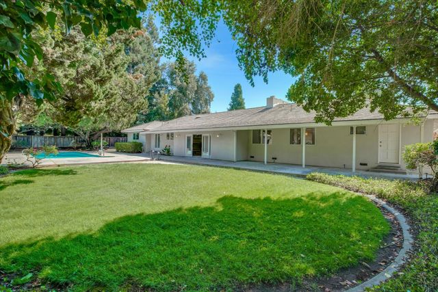 7025 Hillcrest Dr, Modesto, CA 95356