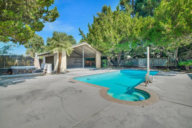 7025 Hillcrest Dr, Modesto, CA 95356