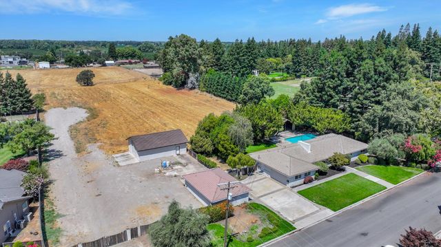 7025 Hillcrest Dr, Modesto, CA 95356