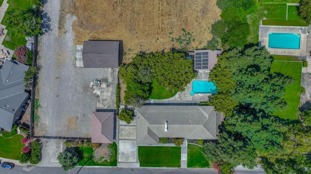 7025 Hillcrest Dr, Modesto, CA 95356