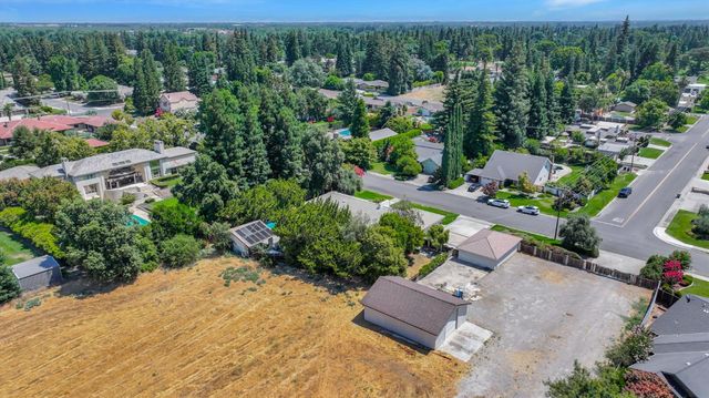 7025 Hillcrest Dr, Modesto, CA 95356