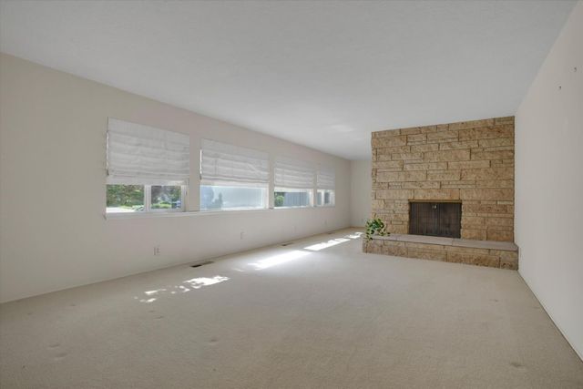 7025 Hillcrest Dr, Modesto, CA 95356