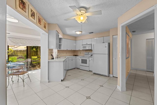 3404 Emerald Oaks Drive 803, Hollywood, FL 33021