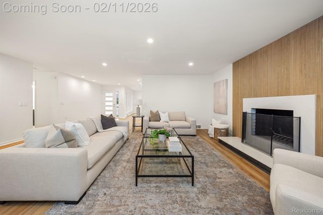 6850 WHITE PINE Drive, Bloomfield Charter Township, MI 48301