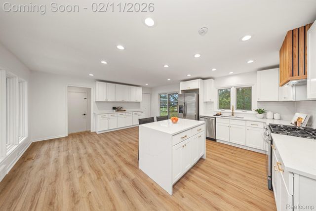 6850 WHITE PINE Drive, Bloomfield Charter Township, MI 48301