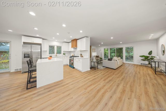 6850 WHITE PINE Drive, Bloomfield Charter Township, MI 48301