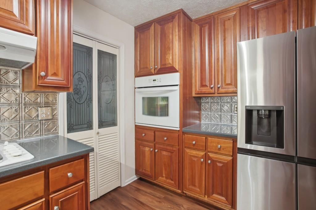 Image 10 of property listing at 240 Thistlewood Lane, Roswell, GA 30075