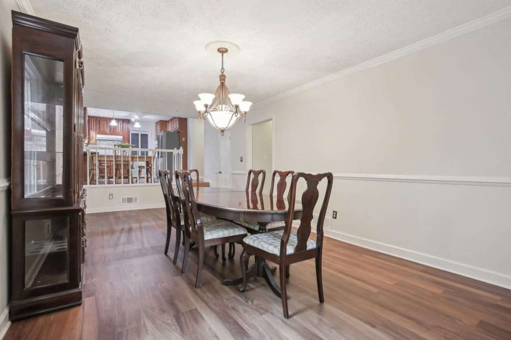 Image 16 of property listing at 240 Thistlewood Lane, Roswell, GA 30075
