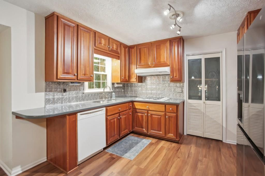 Image 6 of property listing at 240 Thistlewood Lane, Roswell, GA 30075