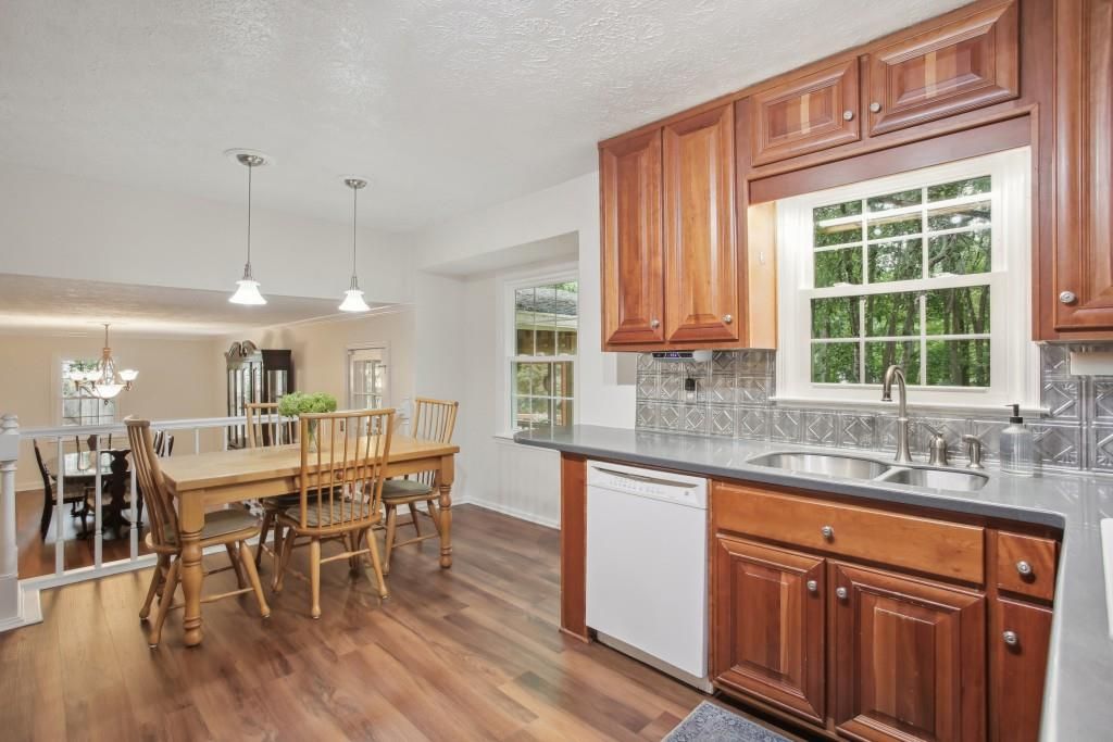 Image 9 of property listing at 240 Thistlewood Lane, Roswell, GA 30075
