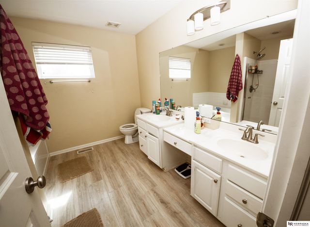 16305 Loop Street, Omaha, NE 68136