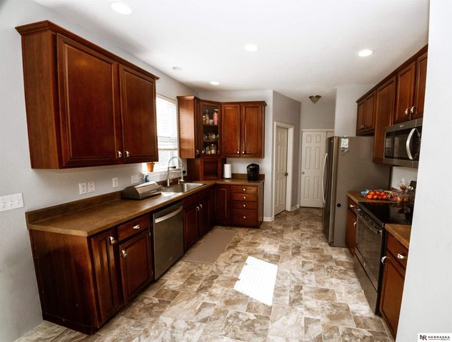 16305 Loop Street, Omaha, NE 68136