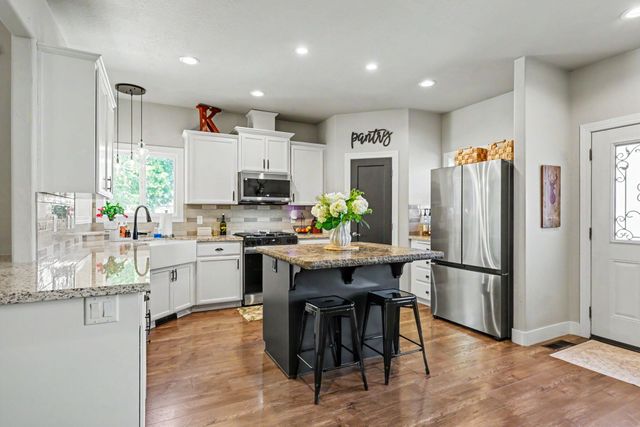 1043 Sandoz Street, Central Point, OR 97502