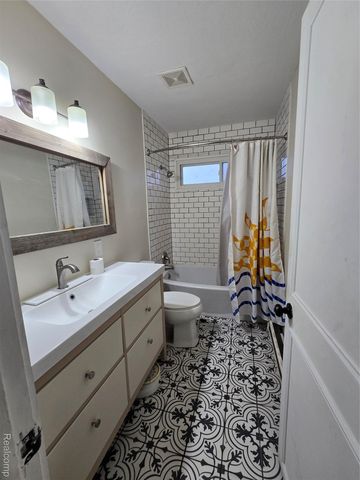 6465 Monrovia Drive, Waterford Charter Township, MI 48329