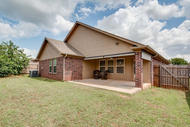 2113 SE 8th Street, Moore, OK 73160