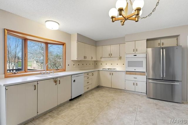 2181 Cherrycove Court, Maryland Heights, MO 63043